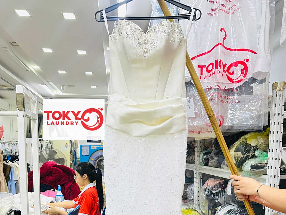 Váy cưới trắng cúp ngực đính đá lấp lánh được làm sạch tại tiệm giặt váy cưới tại Trần Đại Nghĩa