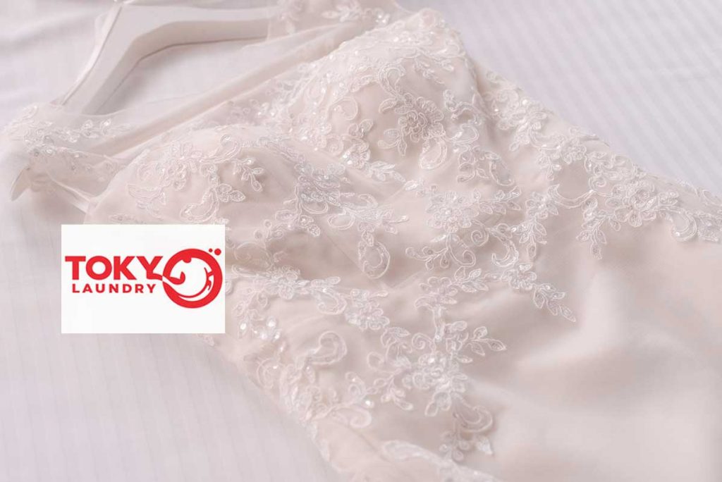 Họa tiết ren thêu tinh xảo trên ngực áo cưới được bảo vệ nhờ dịch vụ giặt váy cưới tại Trần Đại Nghĩa
