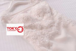 Họa tiết ren thêu tinh xảo trên ngực áo cưới được bảo vệ nhờ dịch vụ giặt váy cưới tại Trần Đại Nghĩa