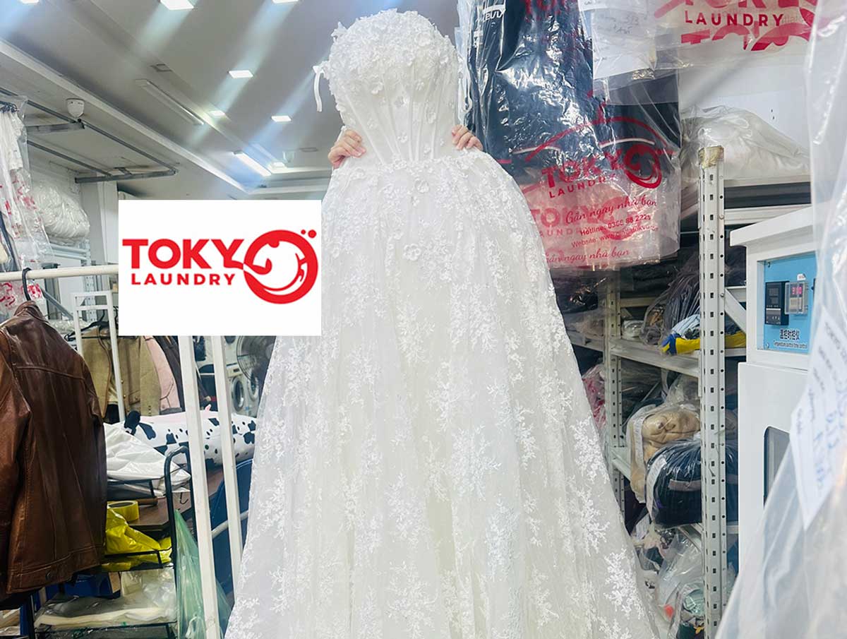Váy cưới trắng bồng bềnh đính ren lộng lẫy được làm sạch hoàn hảo nhờ giặt váy cưới tại Vĩnh Tuy