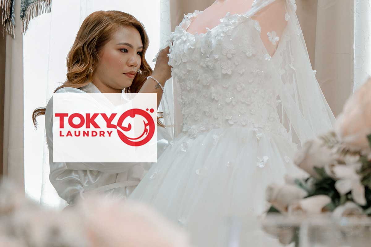 Thợ giặt là chăm sóc tỉ mỉ từng chi tiết hoa nổi nhờ dịch vụ giặt váy cưới tại Võ Thị Sáu