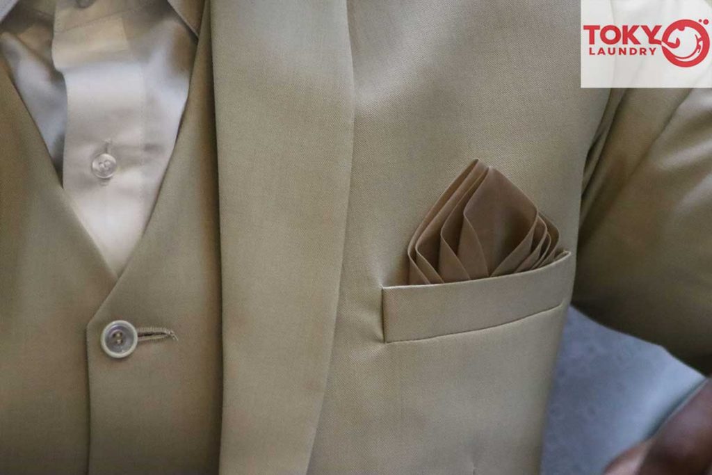 Bộ vest nam màu kem và khăn cài túi phẳng phiu nhờ giặt vest tại Bạch Mai