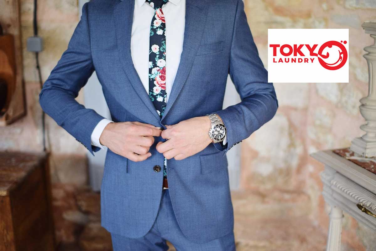 Khách hàng tự tin diện suit xanh phẳng phiu nhờ dịch vụ giặt áo vest tại Trương Định