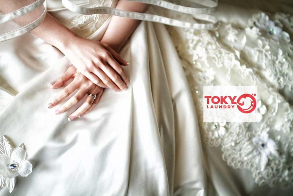 Tà váy cưới lụa trắng phối ren đính đá sạch đẹp nhờ giặt váy cưới tại Kim Ngưu
