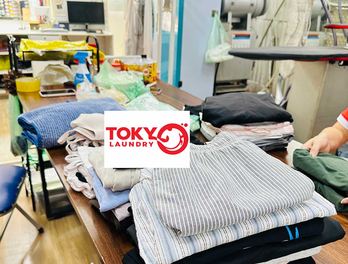 Quy trình phân loại và gấp đồ cẩn thận tại tiệm giặt